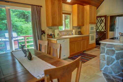 Zigzag Mountain Retreat Three-bedroom Chalet