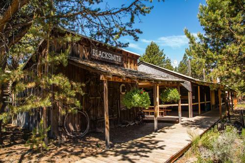 Bend-sunriver Camping Resort 24 Ft. Yurt 12