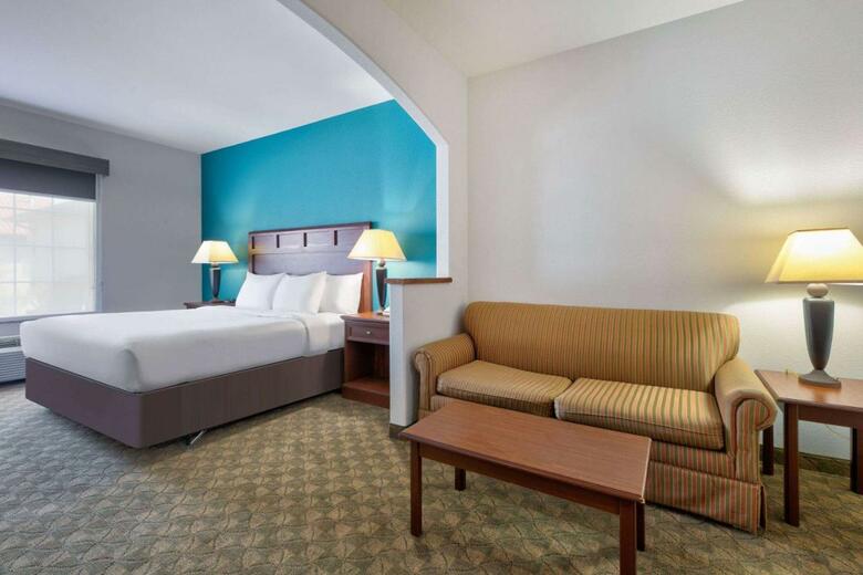 Hotel Comfort Inn & Suites Near Comanche Peak