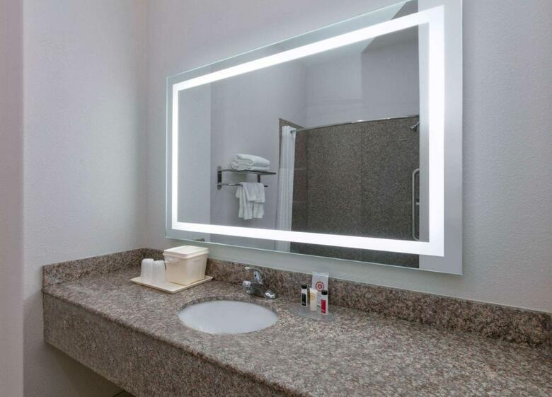 Hotel Comfort Inn & Suites Near Comanche Peak