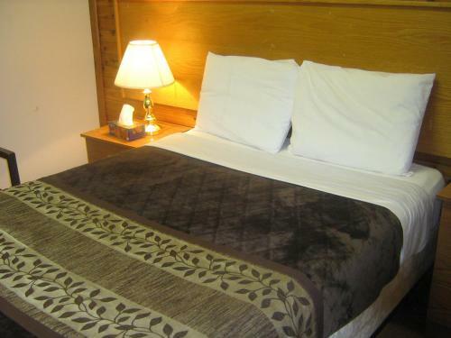 Parkway Motel & European Lodges