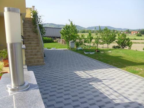 Hostal Gostilna In Preno?i??e Kocjan