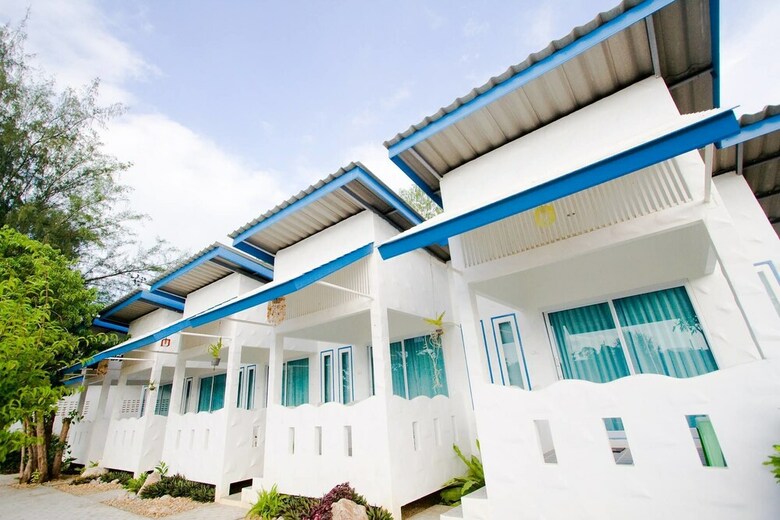 Hotel Issara Beach Resort
