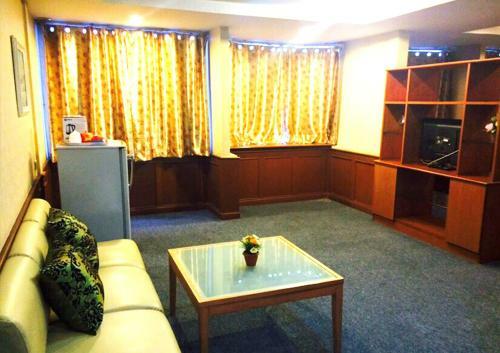 Hotel Navanakorn Golden View