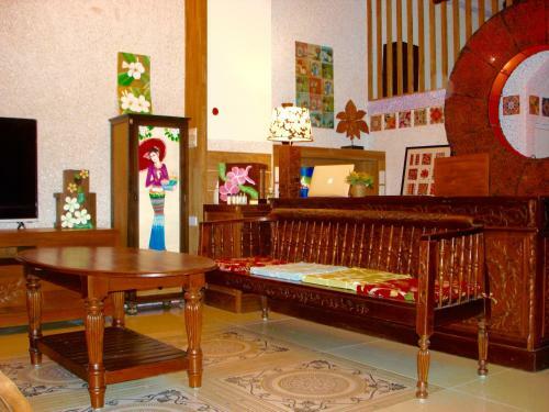 Home & Teak Homestay