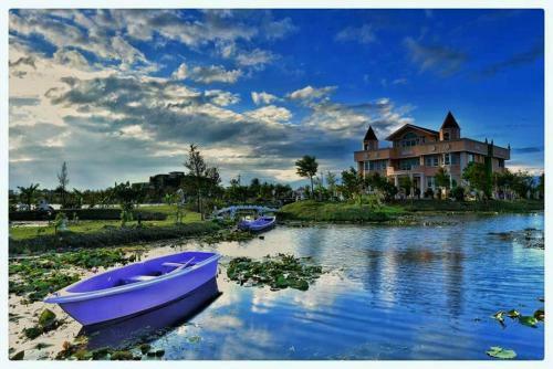 Love Lake Castle