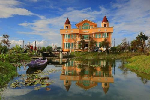 Love Lake Castle