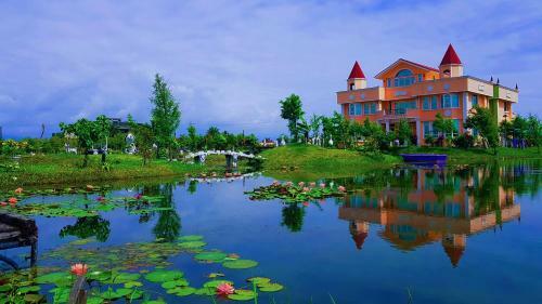 Love Lake Castle
