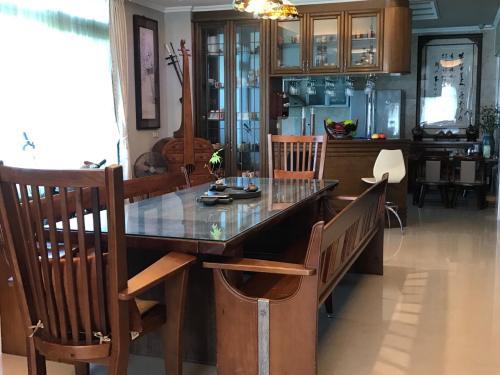 Bed & Breakfast Emaly Homestay