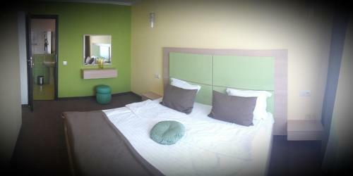 Amber Hotel & Cafe