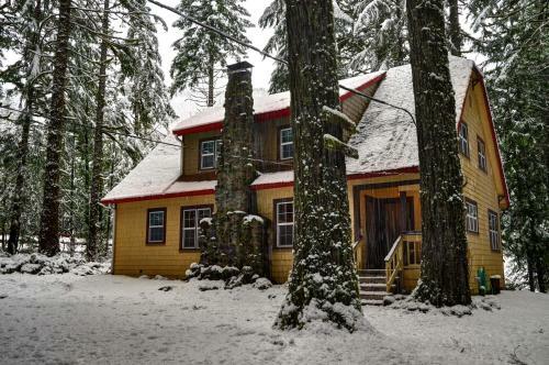 Rockin Rhody Retreat Five-bedroom Chalet