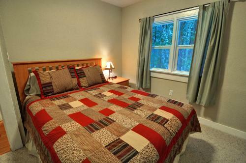Rockin Rhody Retreat Five-bedroom Chalet