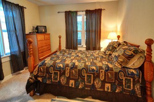 Rockin Rhody Retreat Five-bedroom Chalet