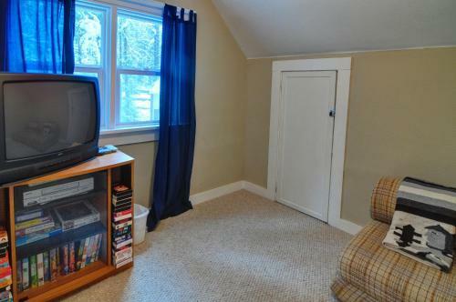 Rockin Rhody Retreat Five-bedroom Chalet