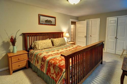 Rockin Rhody Retreat Five-bedroom Chalet