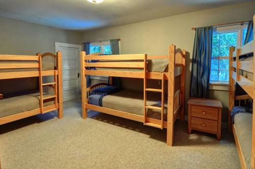 Rockin Rhody Retreat Five-bedroom Chalet