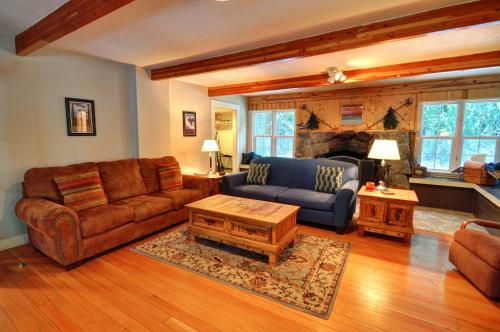 Rockin Rhody Retreat Five-bedroom Chalet
