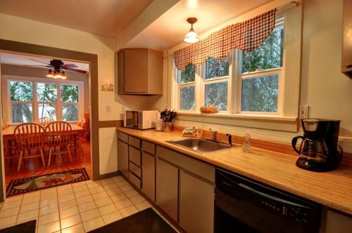 Rockin Rhody Retreat Five-bedroom Chalet