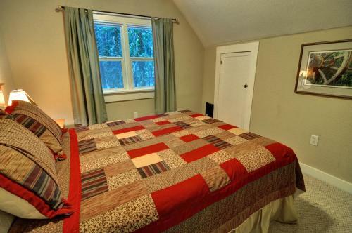 Rockin Rhody Retreat Five-bedroom Chalet