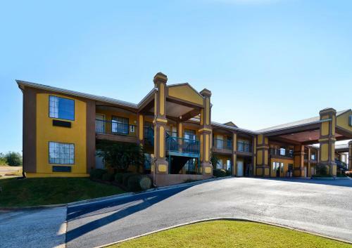 Motel Peach State Inn & Suites
