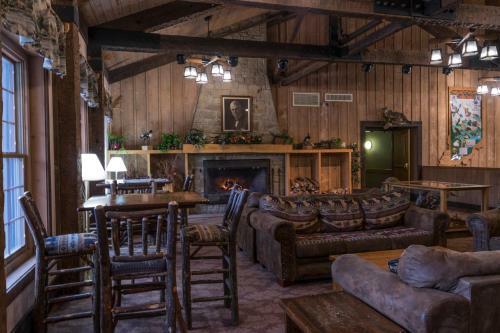 Hotel Abe Martin Lodge & Cabins
