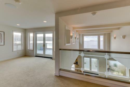 Camano Island Waterfront Modern Splendor