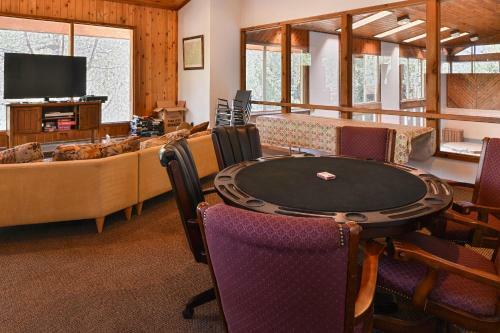 Cutty's Hayden Creek Resort