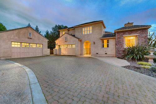 Spacious Santa Rosa House