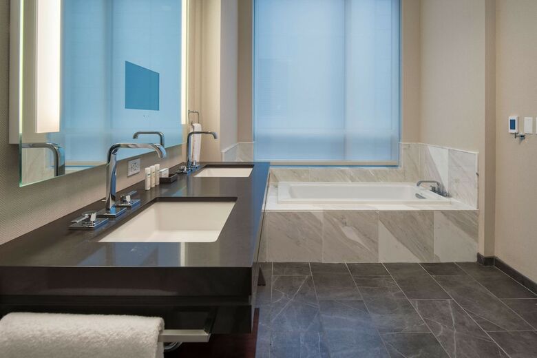 Hotel Embassy Suites By Hilton Seattle Downtown Pioneer Square