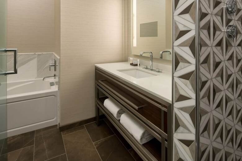 Hotel Embassy Suites By Hilton Seattle Downtown Pioneer Square