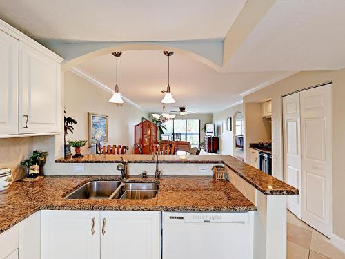 Apartamento 11650 Capri Circle South Condo Unit 104