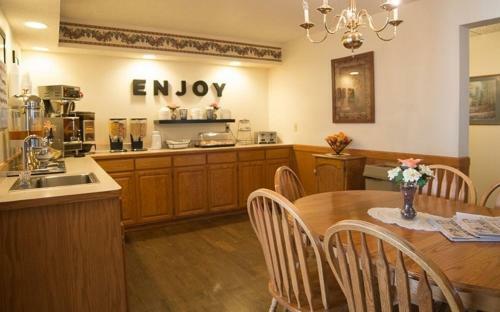 Motel River Valley Inn & Suites