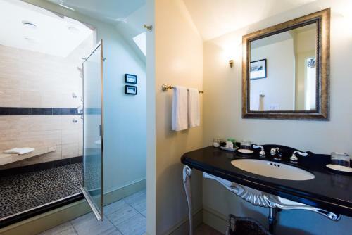 Hotel Four Columns