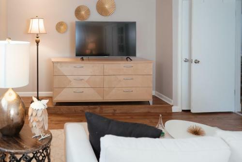 Beautiful Home! 25 Minutes To Downtown Chicago