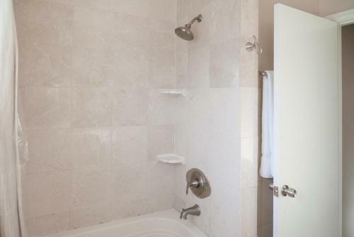 Beautiful Home! 25 Minutes To Downtown Chicago