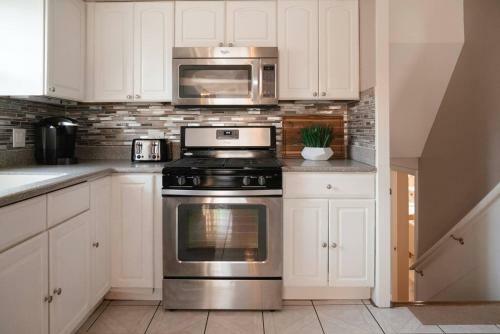 Beautiful Home! 25 Minutes To Downtown Chicago