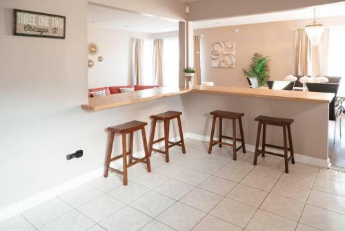 Beautiful Home! 25 Minutes To Downtown Chicago