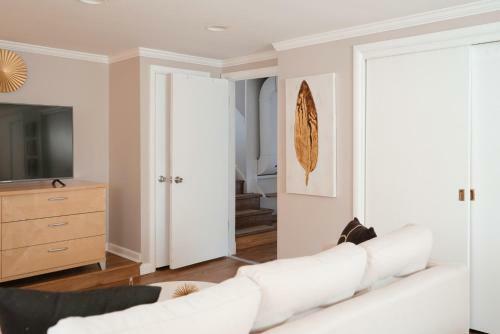 Beautiful Home! 25 Minutes To Downtown Chicago