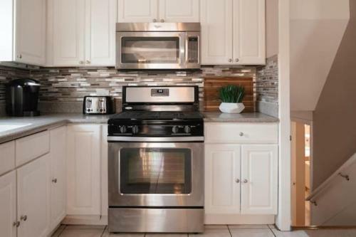 Beautiful Home! 25 Minutes To Downtown Chicago