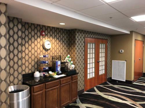 Hotel Countryview Inn & Suites