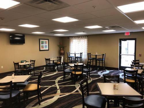 Hotel Countryview Inn & Suites