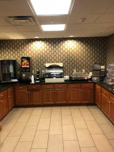 Hotel Countryview Inn & Suites