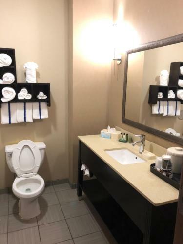 Hotel Countryview Inn & Suites