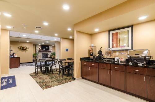 Hotel Cobblestone Inn & Suites - Oberlin