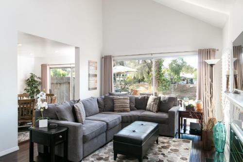 Lakes Edge Agoura Hills Home