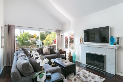 Lakes Edge Agoura Hills Home
