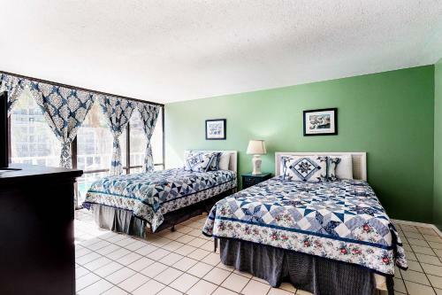 Royale Retreat (#9034-9035)
