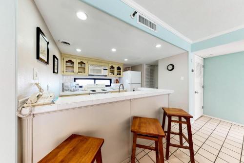 Royale Retreat (#9034-9035)