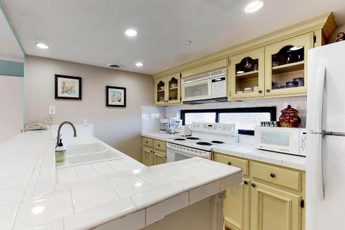 Royale Retreat (#9034-9035)