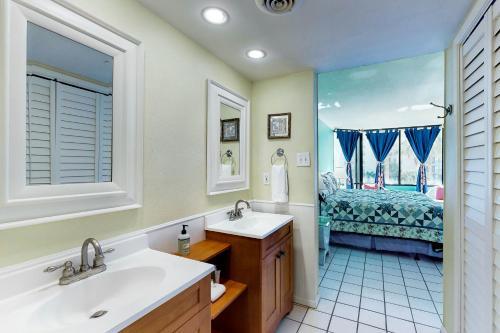 Royale Retreat (#9034-9035)